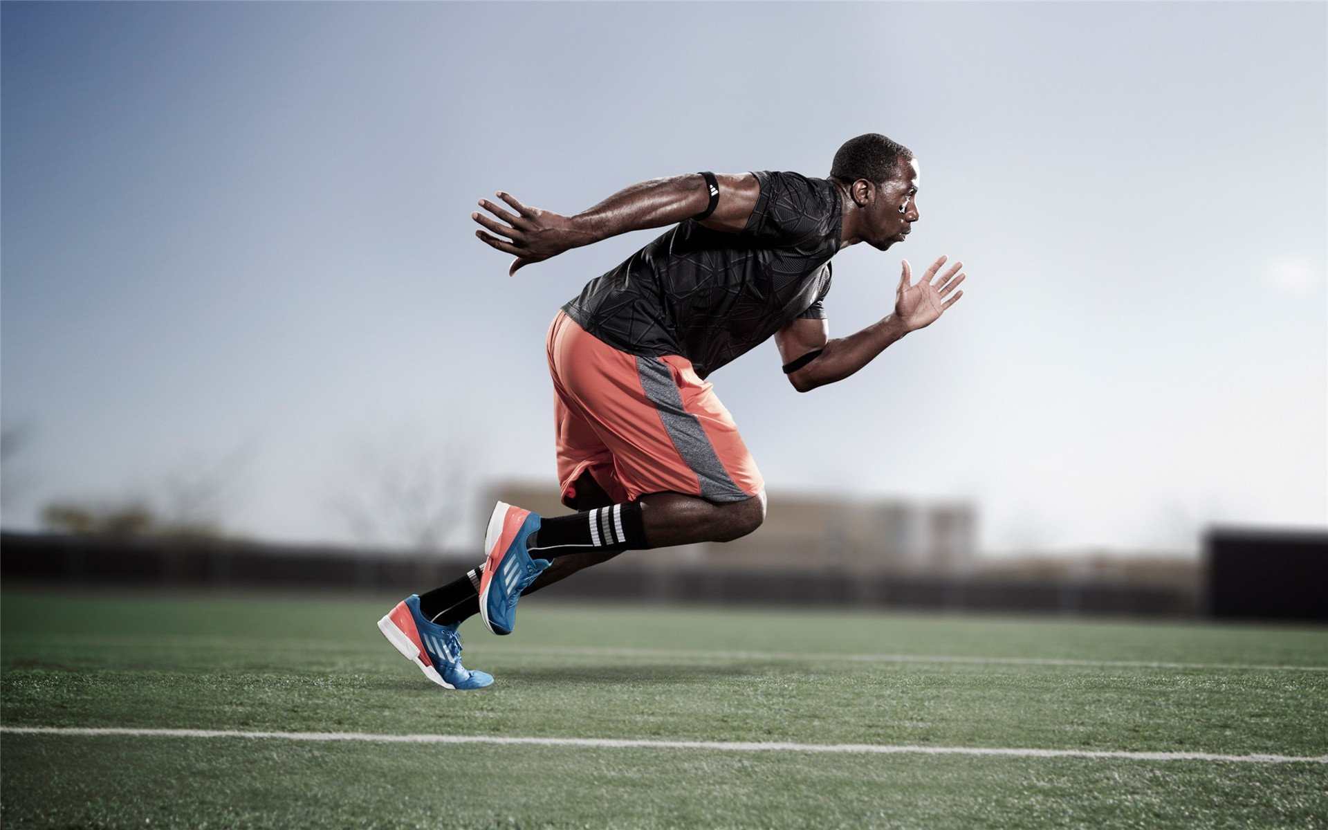 爱游戏体育APP下载-基：全黑队防线的“铁壁”，他对抗对手的强力进攻令人畏惧